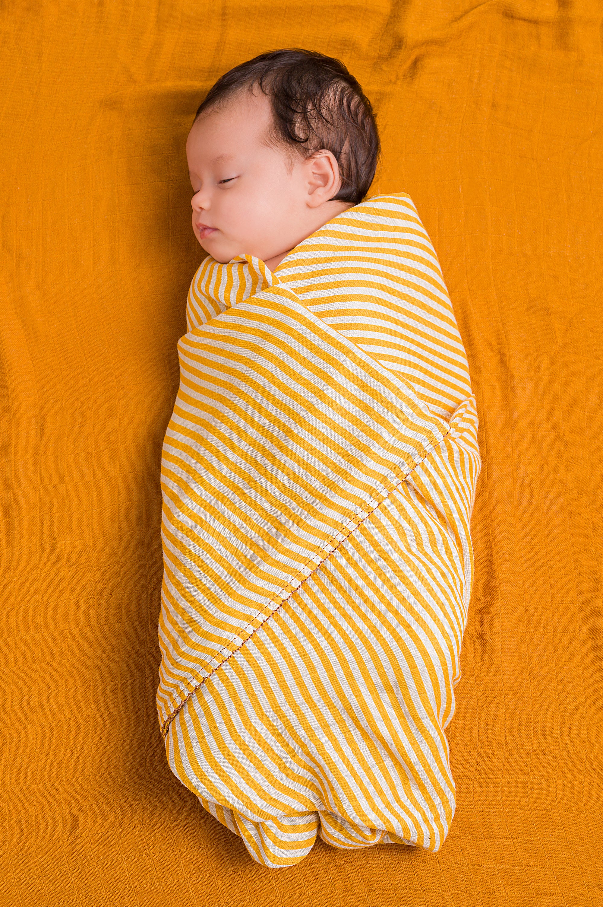 THE OUTLET: DockATot Swaddle Set - Golden Stripe / Pumpkin Spice